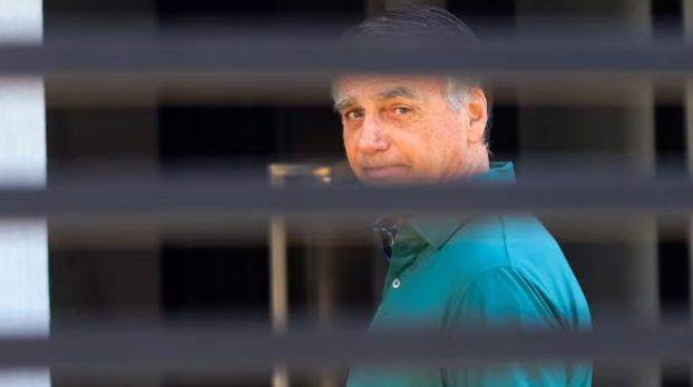 Defesa de Bolsonaro pede a Moraes autorização para contato por telefone e revogação da prisão domiciliar.