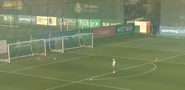 Abel Ferreira mostra habilidade em treino do Palmeiras