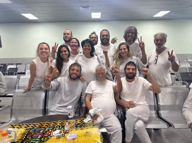 Grupo de ativistas brasileiros da flotilha Sumud após deportação para a Jordânia em 7 de outubro de 2025.