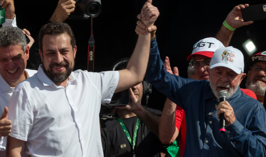 Guilherme Boulos e Lula em comício realizado em maio do ano passado para celebrar o Dia do Trabalhador no estádio do Corinthians, em São Paulo