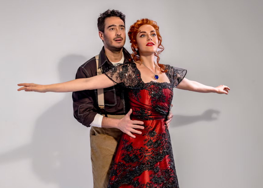 Giulia Nadruz e Marcos Veras são Jack e Rose na comédia 'Titanique - O Musical', que estreia em 11 de outubro de 2025 no Teatro Sabesp Frei Caneca.