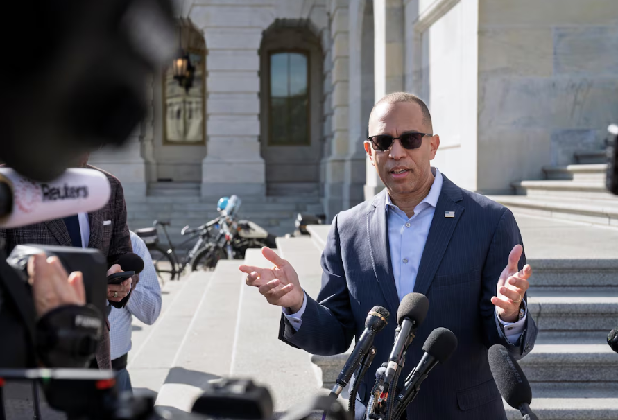 O líder da minoria democrata na Câmara, Hakeem Jeffries, participa de uma coletiva de imprensa em Washington