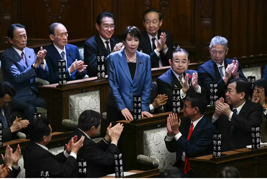 Presidente do Partido Liberal Democrata, Sanae Takaichi recebe aplausos após ser escolhida como a nova primeira-ministra do Japão, durante sessão extraordinária da Câmara Baixa do Parlamento, em Tóquio
