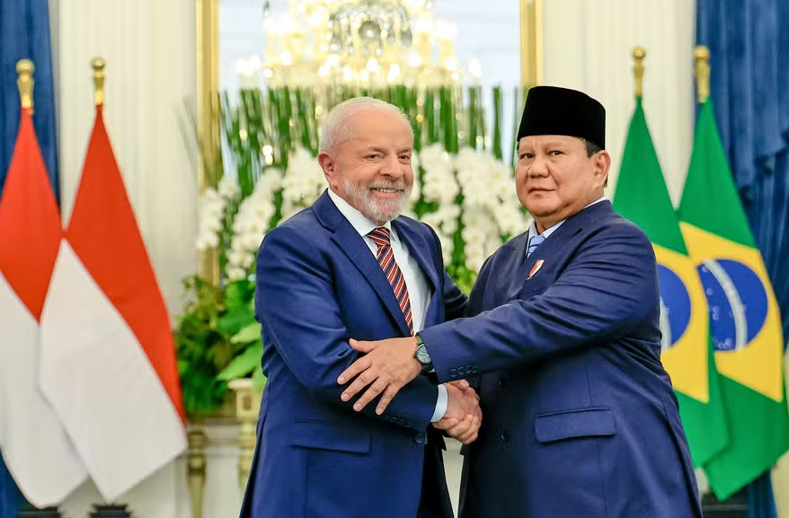 Lula ao lado do presidente da Indonésia, Prabowo Subianto.