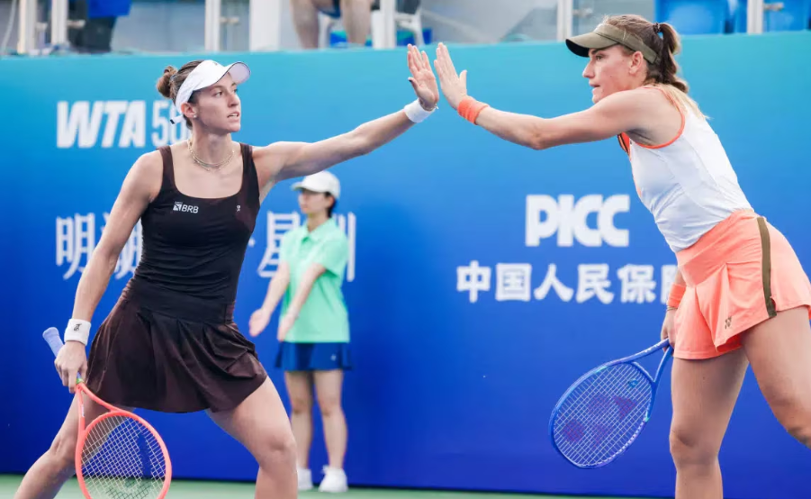 Luisa Stefani (esq.) perdeu final de duplas na China ao lado da húngara Timea Babos.