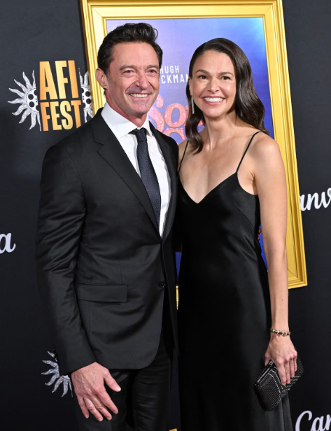 O ator Hugh Jackman surgiu acompanhado de Sutton Foster na pré-estreia de seu novo filme, 'Song Sung Blue', neste domingo, 26, após meses de especulação de um romance entre os dois