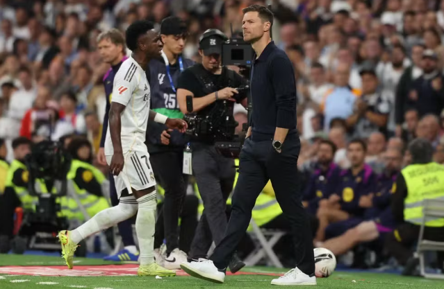 Xabi Alonso sacou Vini Jr. para dar lugar a Rodrygo