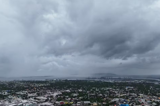 Nuvens sobre o céu de Kingston, capital da Jamaica, em meio à aproximação do furacão Melissa, em 26 de outubro de 2025.