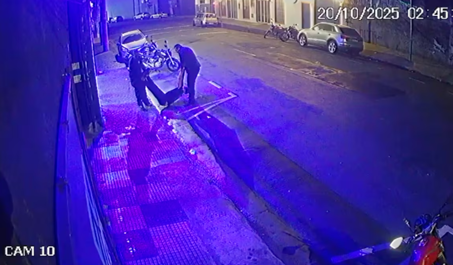 Segurança e outro homem retiram empresário e deixam ele em calçada ao lado de adega.