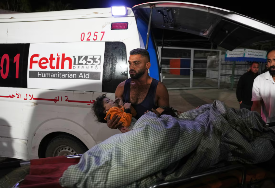 Palestinos buscam socorro após em um ataque do exército de Israel em Gaza