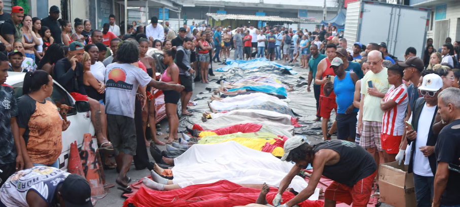 Pelo menos 50 corpos foram encontrados por moradores em área de mata do Complexo da Penha, no RJ.
