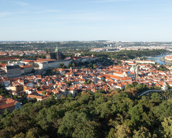 Becos sinuosos, igrejas, criptas, torres e uma porta com sete fechaduras: 'Praga é perfeita para Langdon'