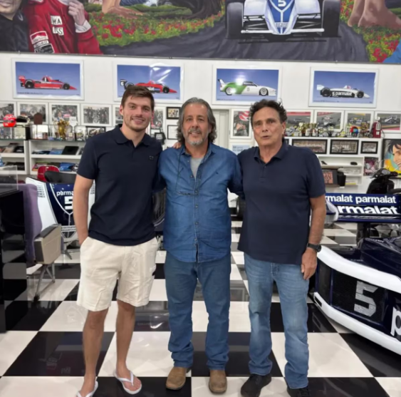 Max Verstappen ao lado do cantor sertanejo Gleno Rossi e de seu sogro, Nelson Piquet, em Brasília.