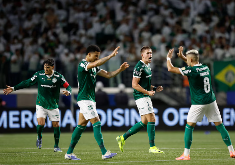Palmeirenses comemoram gol contra a LDU pela semifinal da Libertadores