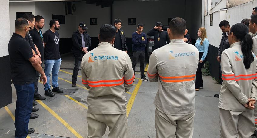 Técnicos e policiais vistoriaram dezenas de endereços residenciais e comerciais com suspeita de irregularidades.