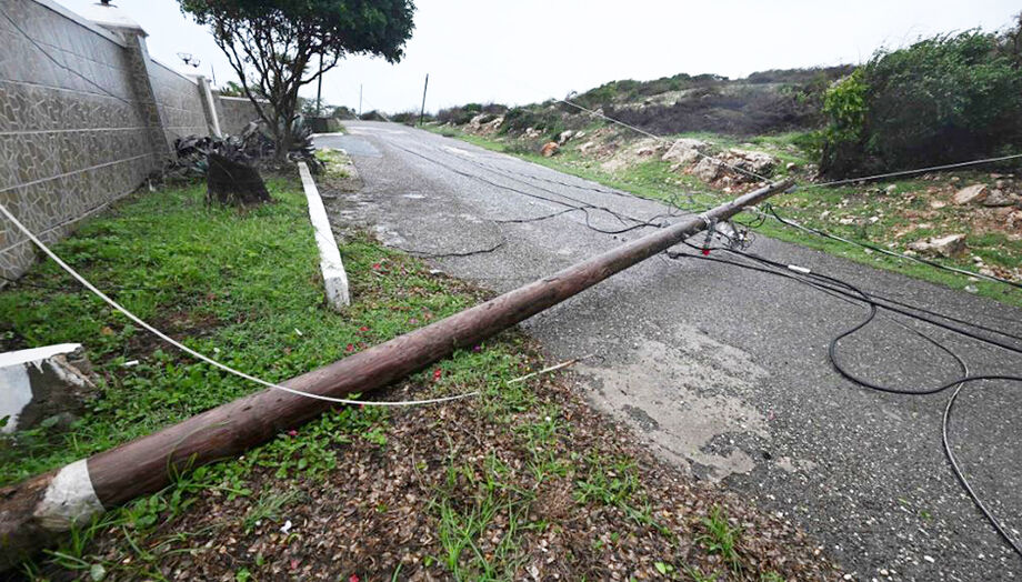 Poste de iluminação da Jamaica Public Service Company caído na estrada principal da praia de Sugar Man, em Hellshire na Jamaica; país foi atingido pelo furacão Melissa na terça-feira, 28