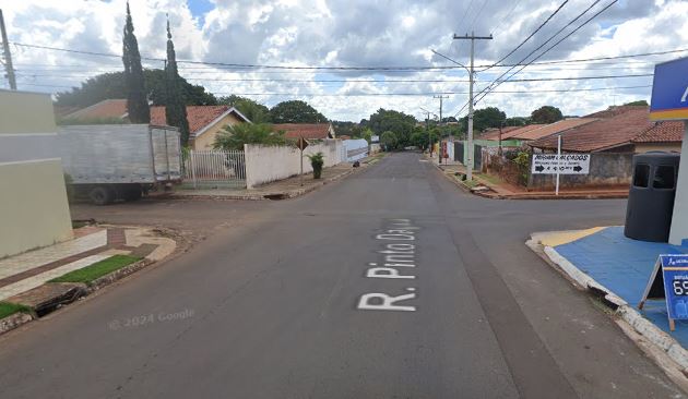Via onde acidente aconteceu. Colisão entre moto e carro deixou um jovem morto na noite de domingo (19), em Campo Grande. A vítima teria avançado a sinalização de parada obrigatória antes do impacto.