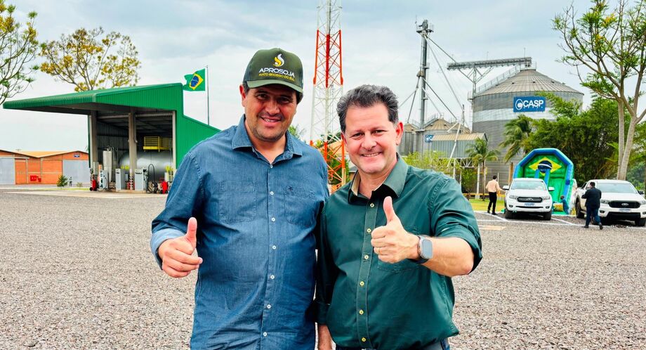 Rodrigo Basso, prefeito de Sidrolândia e anfitrião do evento, recepciona Renato Câmara, vice-presidente da Assembleia Legislativa, na chegada do evento.