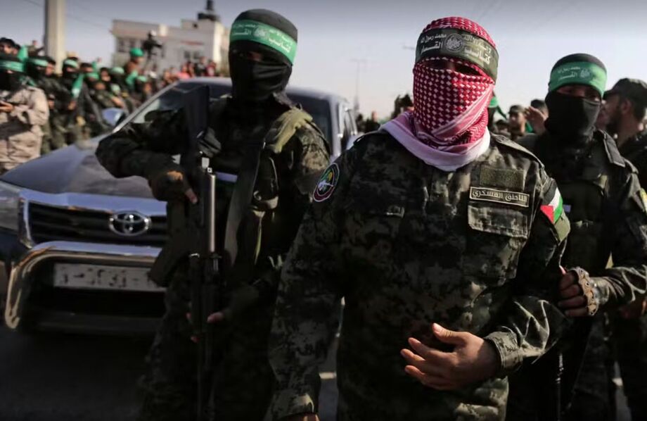 Hamas aceita proposta de paz de Trump com libertação de reféns e transferência da administração de Gaza.
