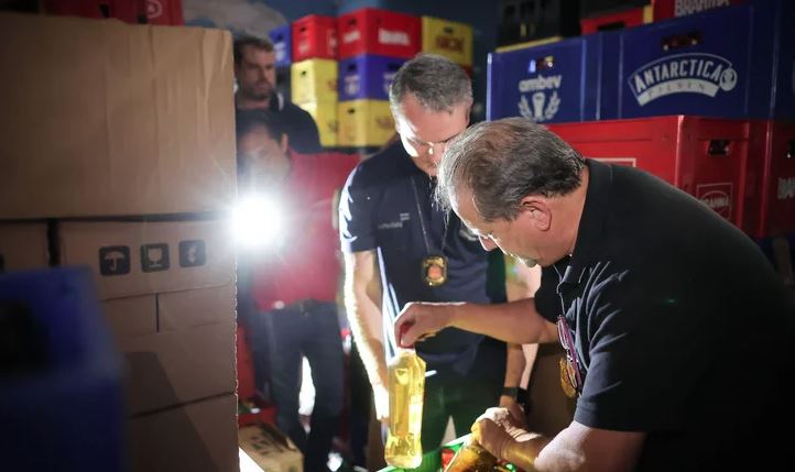 Mais de duas mil garrafas de gin foram apreendidas pela Polícia Civil em operação na zona leste de São Paulo