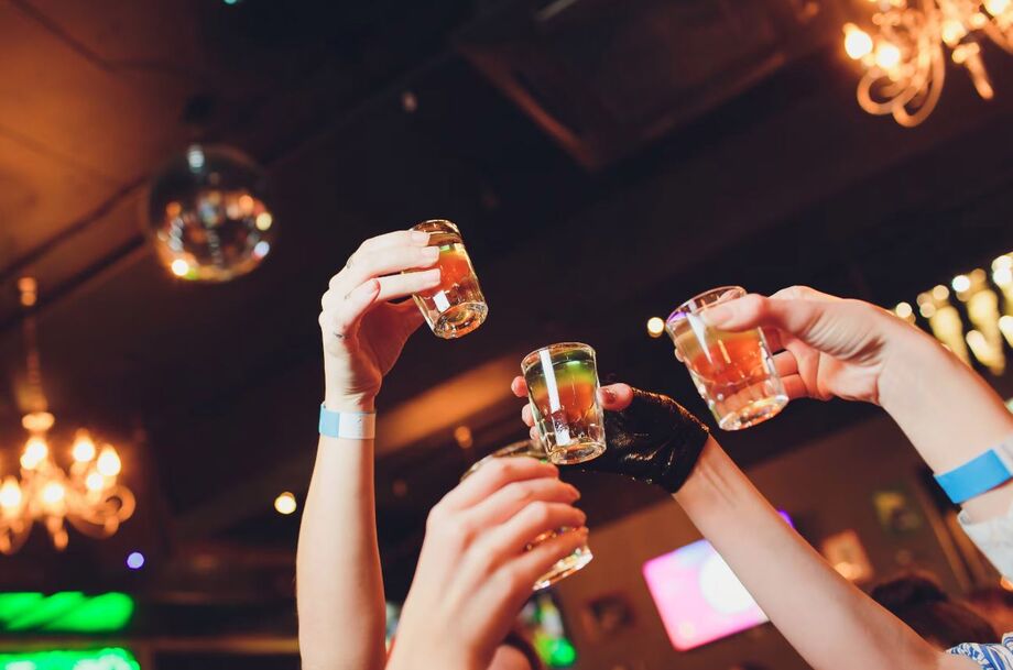 Brasil tem 127 casos suspeitos ou confirmados de intoxicação por metanol devido ao consumo de bebidas adulteradas