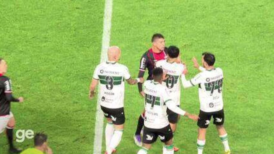 Zeca, do Coritiba, leva tapa no rosto em jogo da Série B