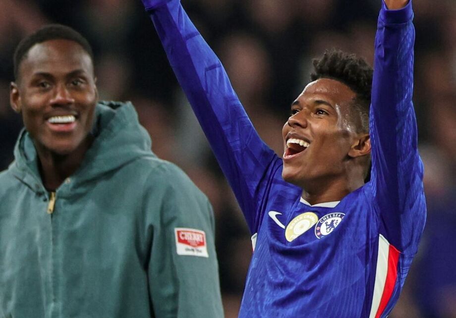 Estêvão (dir.) celebra seu primeiro gol na Premier League que garantiu vitória do Chelsea sobre o Liverpool