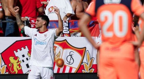 Isaac Romero comemora após marcar para o Sevilla sobre o Barcelona
