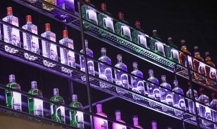 São Paulo apreende 7 mil garrafas e confirma dois óbitos por ingestão de bebidas com metanol.