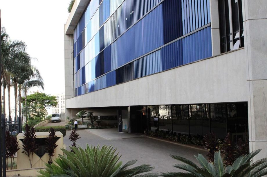 Tribunal de Contas de Minas Gerais aplicou multa a médico por acúmulo de cargos públicos em três cidades.