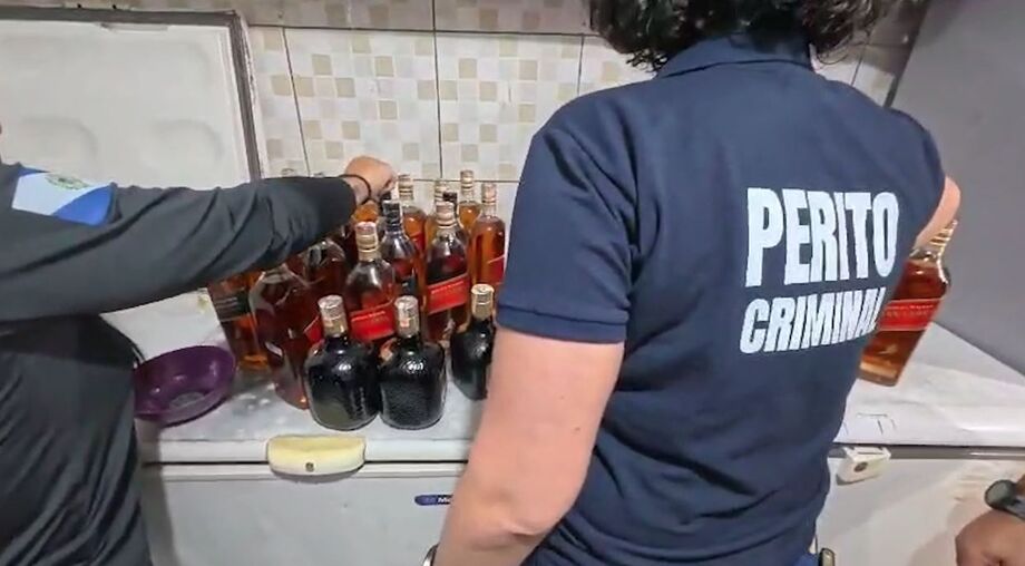 Garrafas com suspeita de adulteração foram apreendidas pela Polícia Civil do RJ