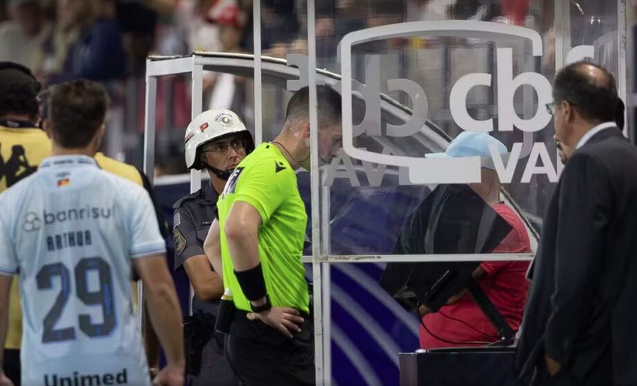Erro em lances decisivos marcou os jogos de São Paulo e Grêmio; CBF afastou árbitros após pressão dos clubes.