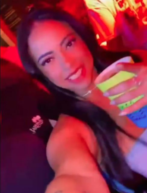 Bruna Araújo de Souza durante show em que consumiu álcool adulterado com metanol.