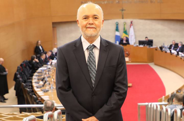 Djailson de Souza, novo desembargador do TJMS, em sessão de promoção no tribunal pleno