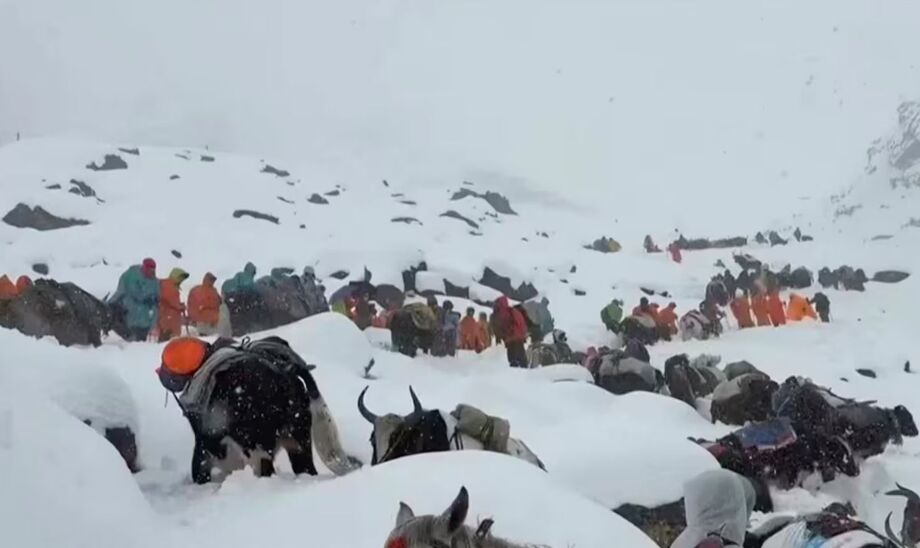 Mais de 200 alpinistas enfrentam temperaturas extremas e neve pesada após tempestade no Everest
