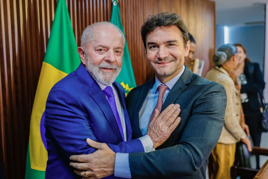 Ministro Celso Sabino ignora ordem do partido e permanece no governo Lula com apoio da bancada