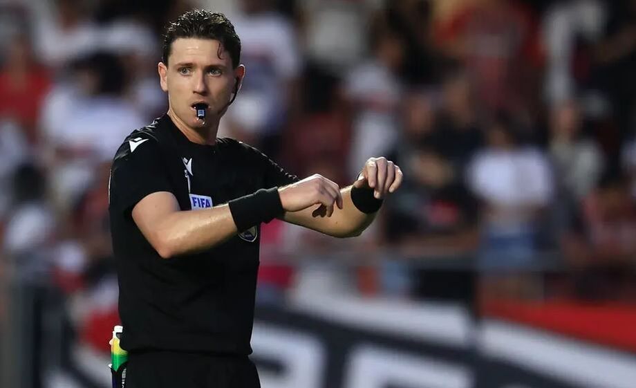 São Paulo pede à CBF os áudios do VAR por cinco lances polêmicos no clássico contra o Palmeiras. CBF aguarda liberação da Fifa.