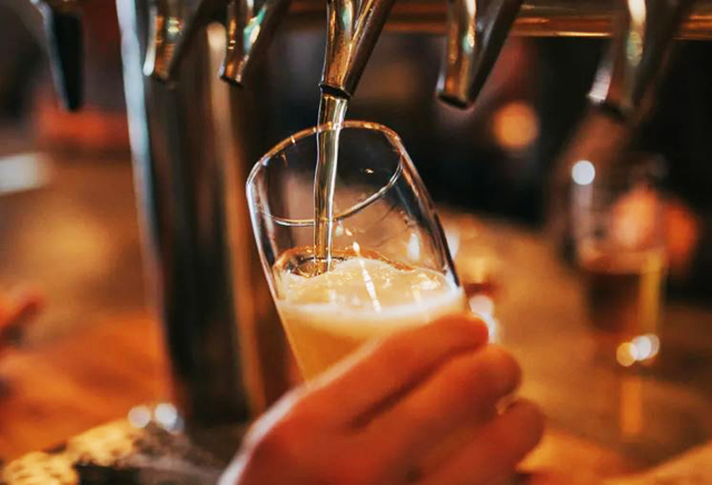 Casos de intoxicação por metanol reacenderam o alerta sobre bebidas adulteradas e os cuidados com o consumo de destilados