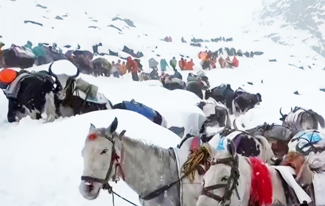 A área do Monte Everest foi temporariamente fechada após a nevasca