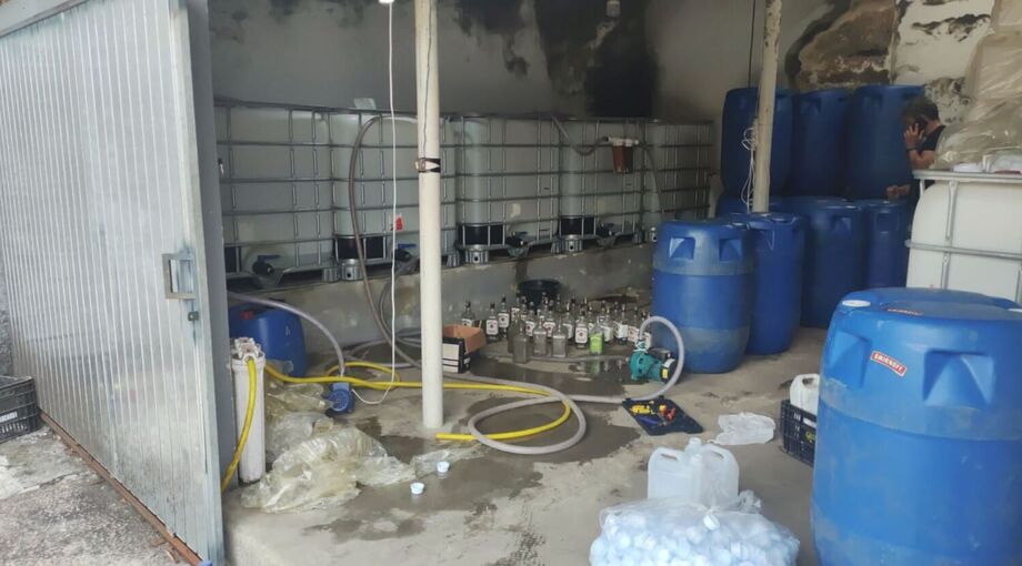 Operações policiais miram fábricas clandestinas após mortes por ingestão de bebidas com metanol