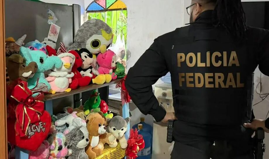 Polícia Federal apreende equipamentos usados em crimes de abuso infantil durante operação nacional.