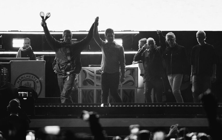Após 15 anos separados, os irmãos Gallagher voltam aos palcos com o Oasis e se apresentam em São Paulo