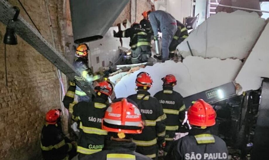 Corpo de Bombeiros atua no resgate após desabamento de teto no restaurante Jamile, em São Paulo