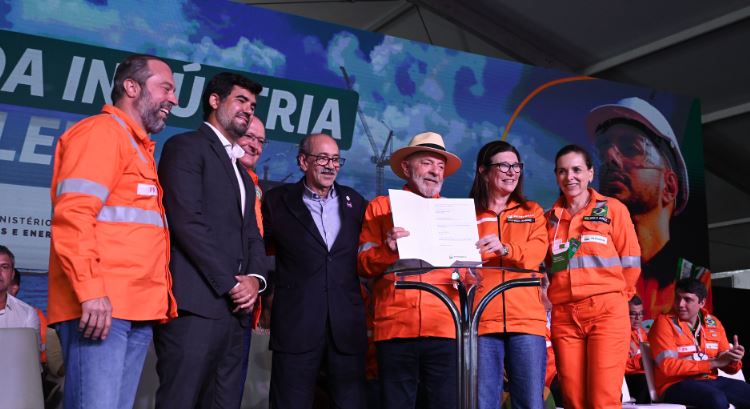 Presidente Lula durante cerimônia de sanção da nova lei da Tarifa Social: medida atinge até 115 milhões de brasileiros