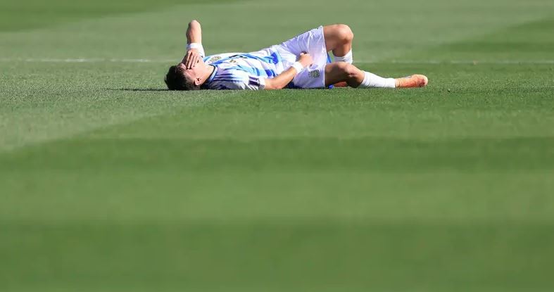 Montoro deixa o gramado lesionado após choque durante partida contra a Nigéria pelo Mundial sub-20