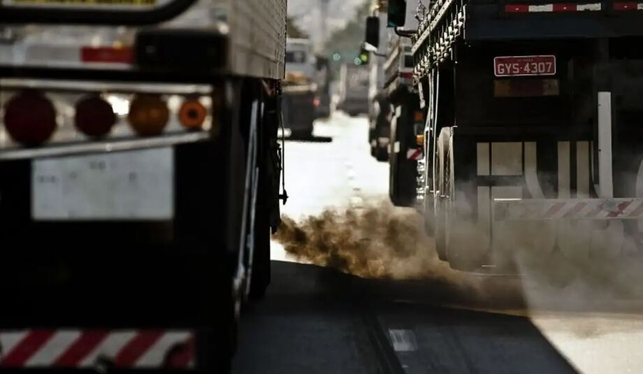 Frota antiga e uso de diesel são entraves para transição energética no transporte, afirma ANP
