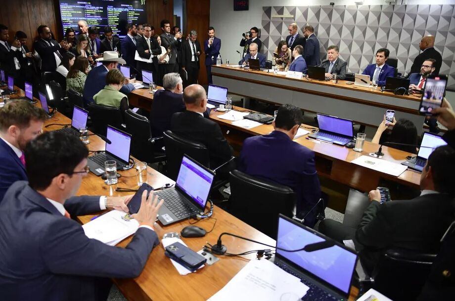 CPMI do INSS rejeita quebra de sigilo de Boudens e aprova investigação sobre sindicato ligado a irmão de Lula.