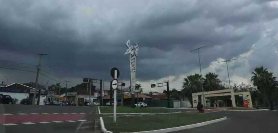 Frente fria traz chuva forte e risco de temporais a Mato Grosso do Sul neste domingo, 12 de outubro.