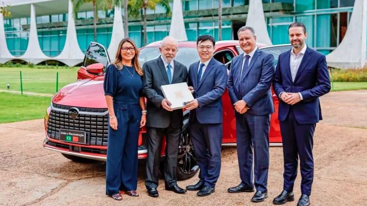 Lula participa da inauguração da fábrica da BYD na Bahia e critica rejeição à taxação dos super-ricos