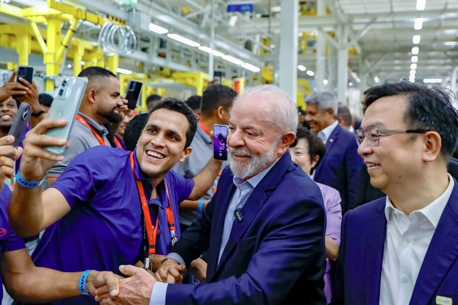 O presidente Lula durante visita à linha de montagem de veículos da BYD, na Bahia
